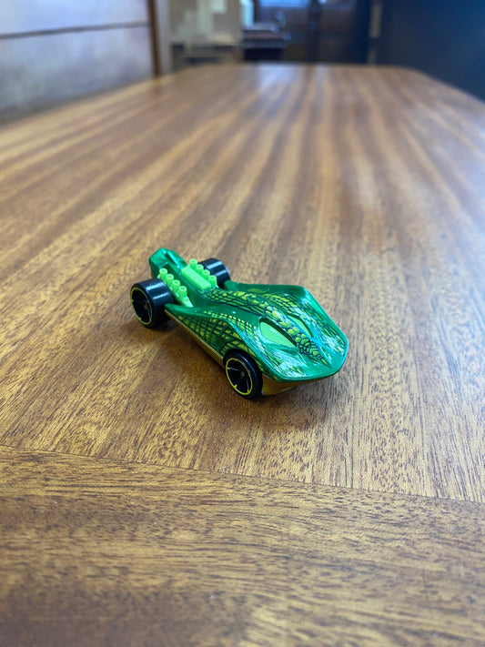 2009 Hot Wheels Super Stinger Creature Green Snake