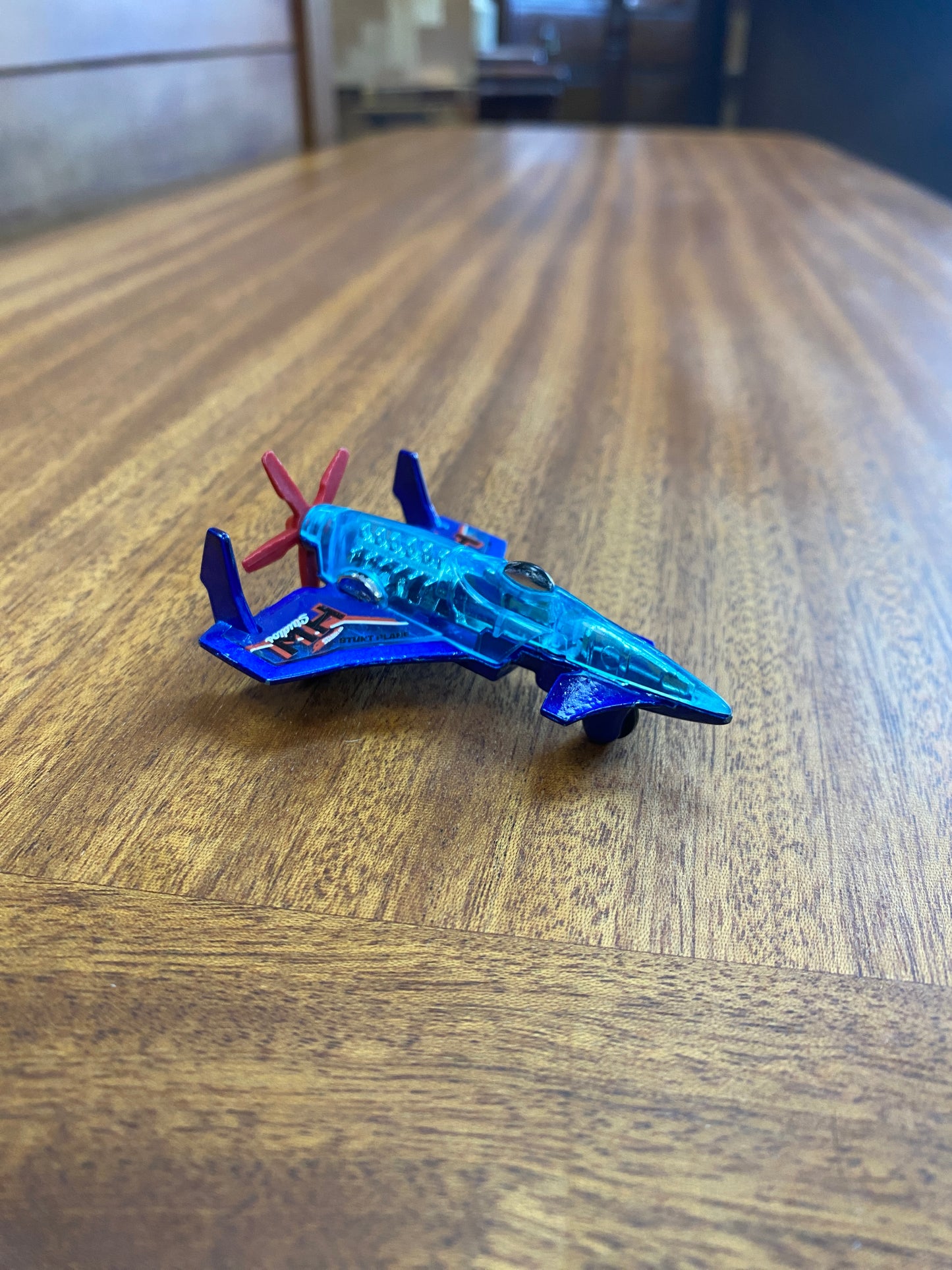 2010 Hot Wheels Race World-Movie Stunts POISON ARROW Blue Red-Prop