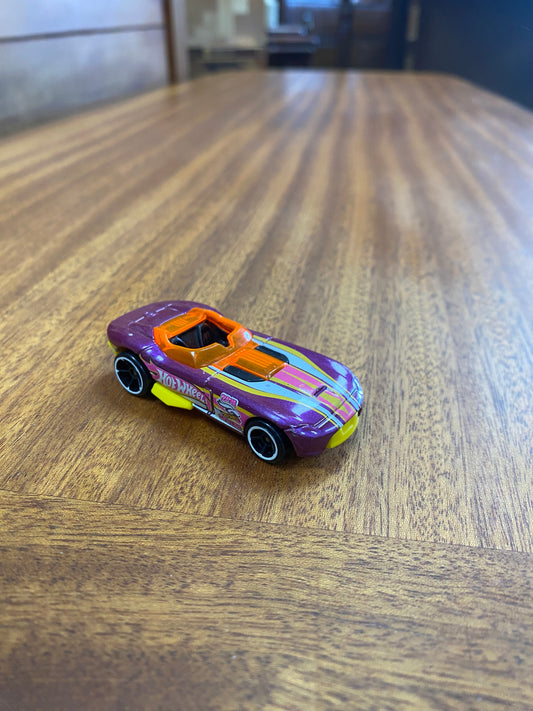 Hot Wheels BDD04 Holiday Racer