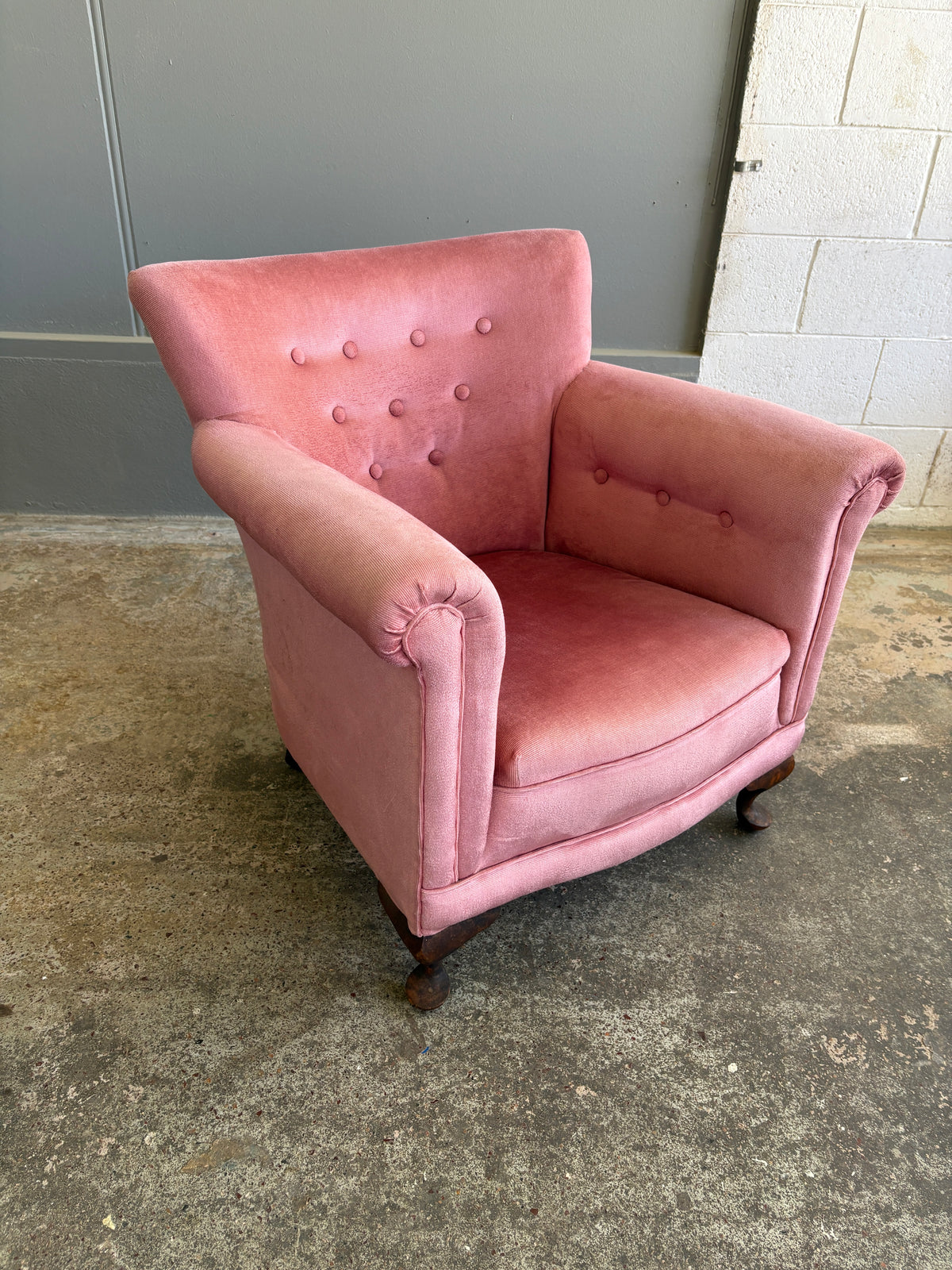 Vintage Button - Tufted Armchair in Pink Velvet