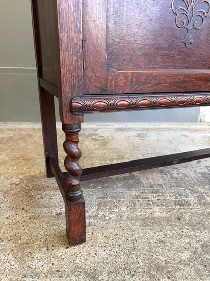 1920s Jacobean Revival Quarter Sawn Oak Hutch (Welsh Dresser)