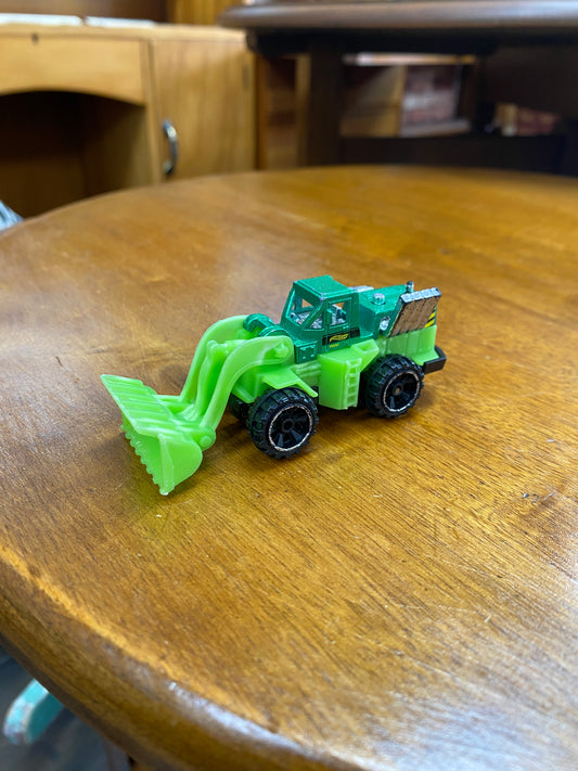 2011 HOT WHEELS WHEEL LOADER T9592 GREEN