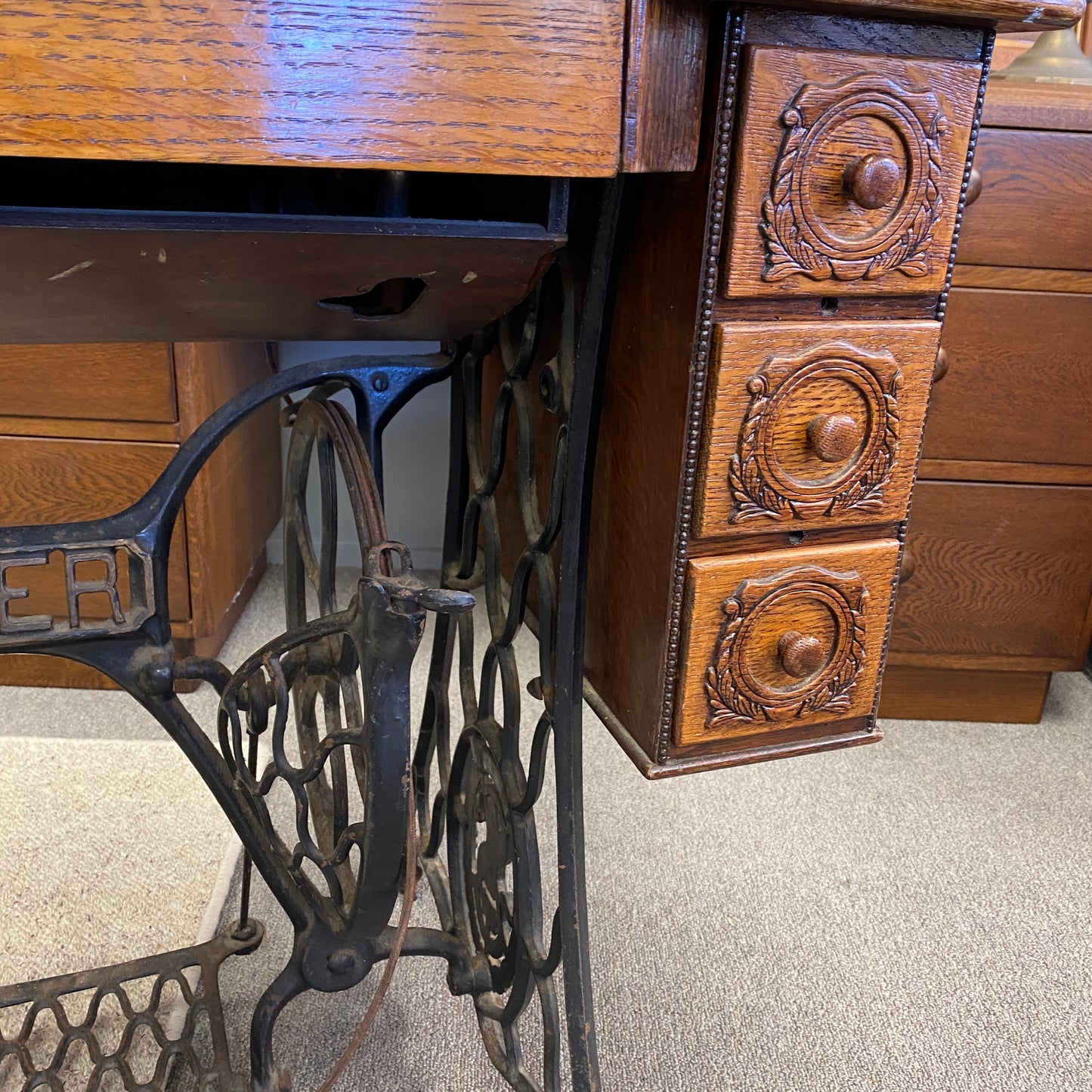 Antique Oak Singer Sewing Machine (1922)