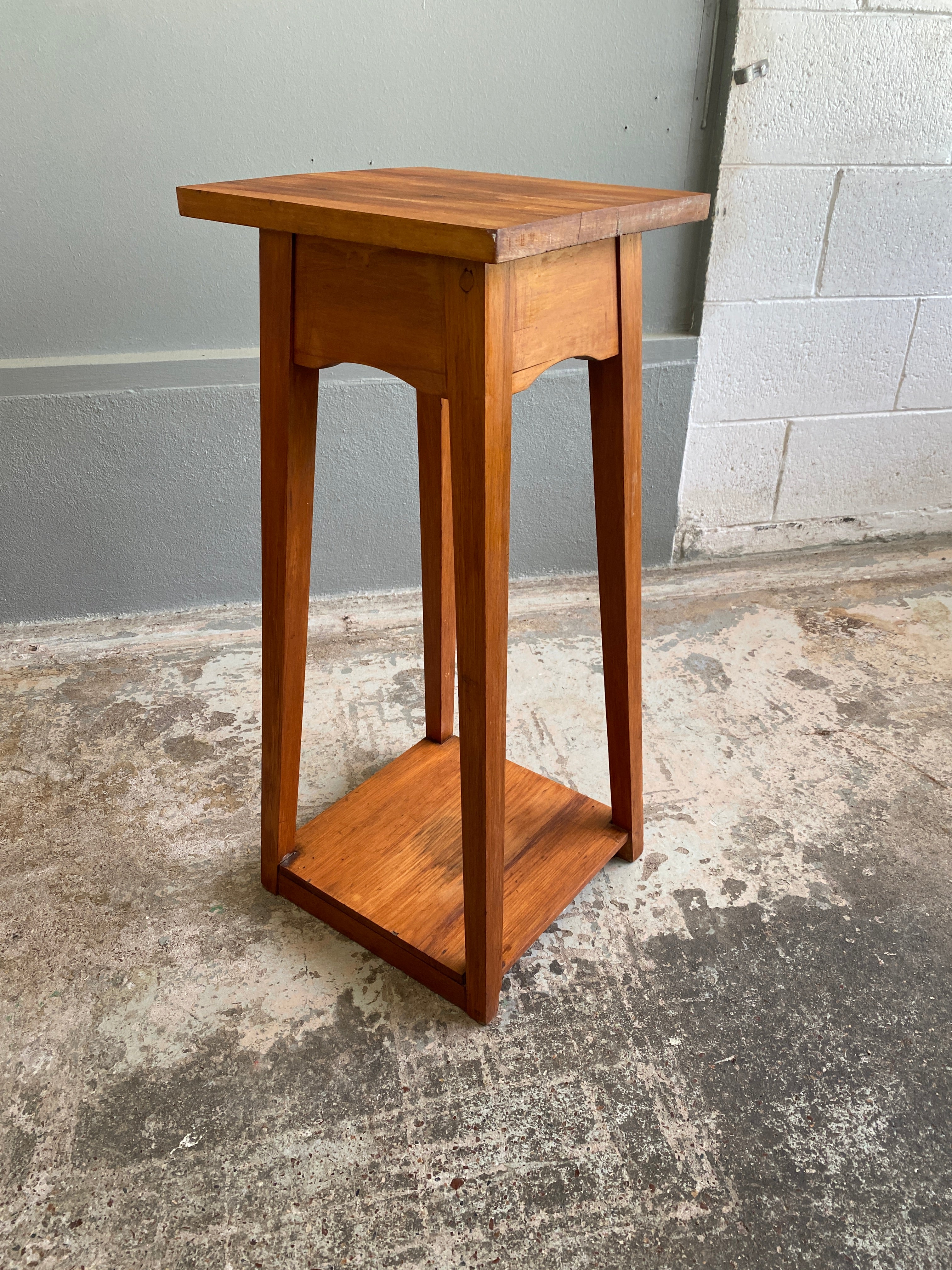 Arts & Crafts Rimu Plant Stand – Plots & Pickles