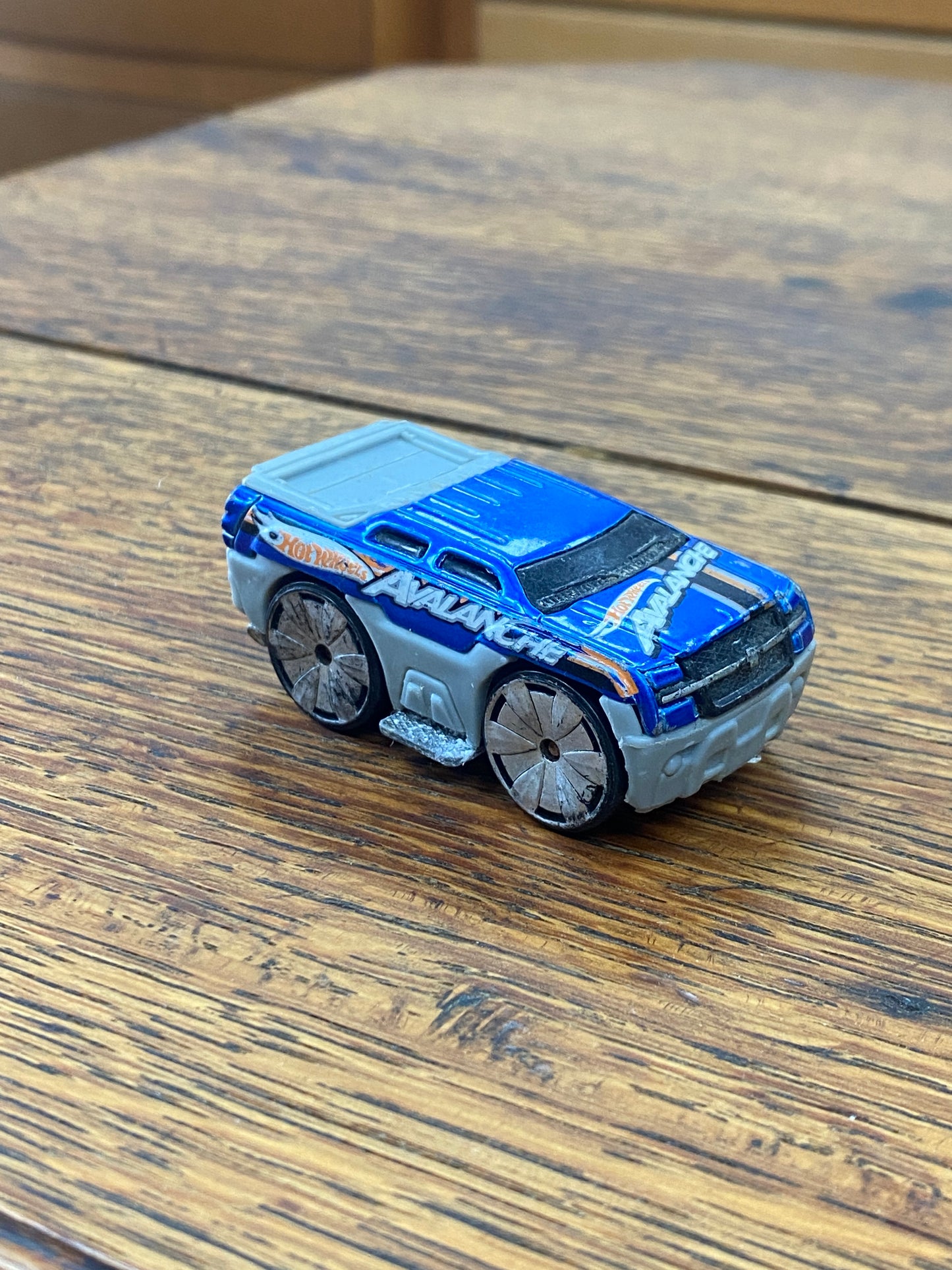 Hot Wheels 2004 Chevy Avalanche (Blings) Blue