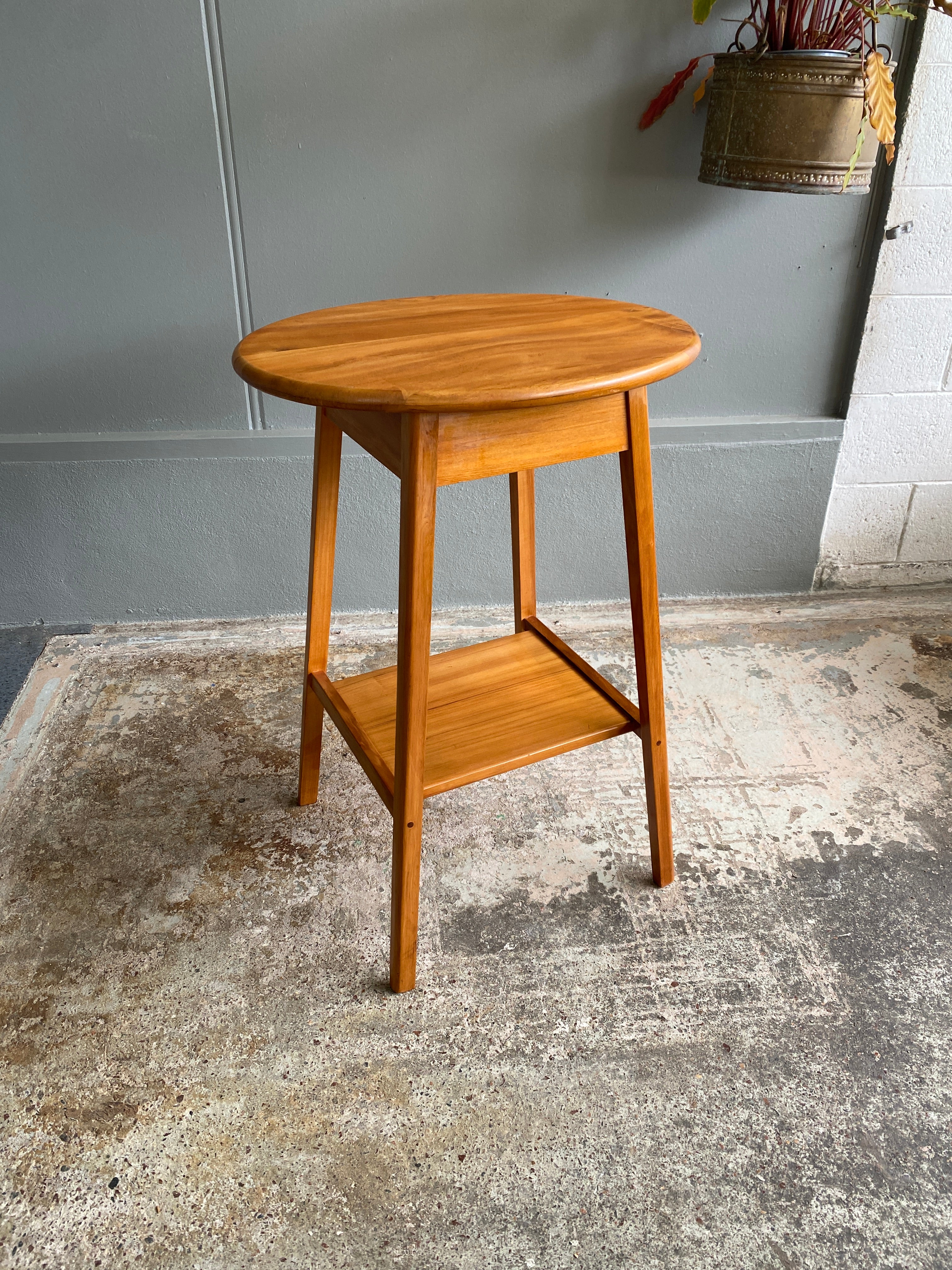 Mid-century Modern Style Round Rimu Side Table – Plots & Pickles