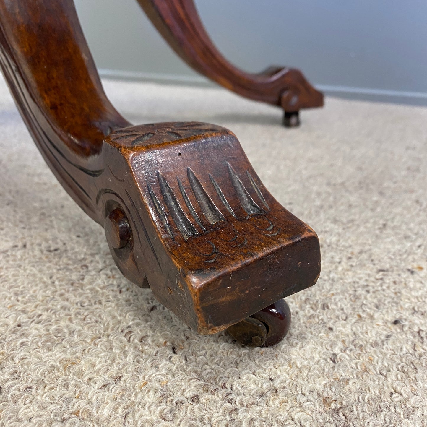 Victorian Inlaid Mahogany Loo Table (Tilts)