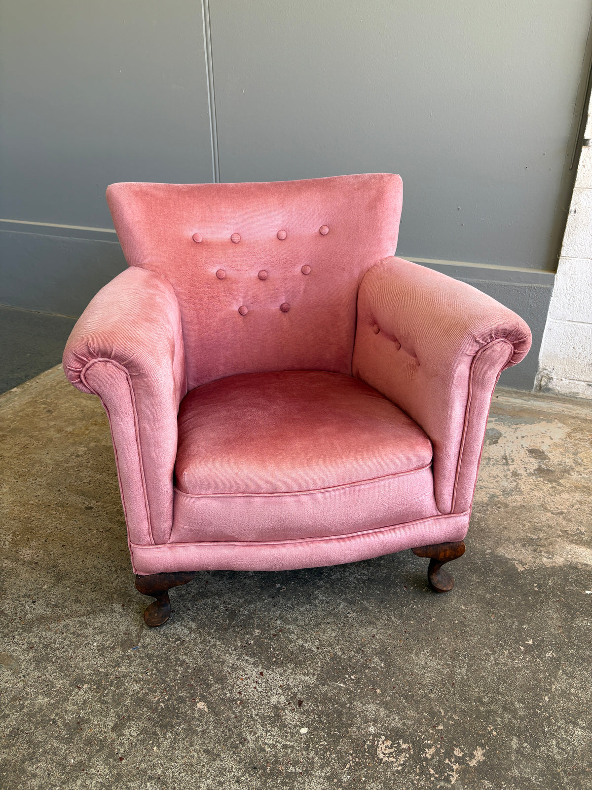 Vintage Button - Tufted Armchair in Pink Velvet